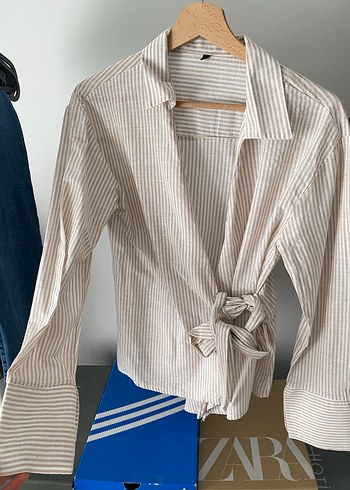 Bej Kemer Detaylı V Yakalı Gömlek - Görsel 3