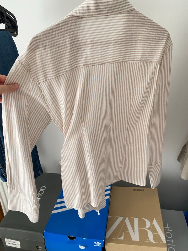 Bej Kemer Detaylı V Yakalı Gömlek - Görsel 4