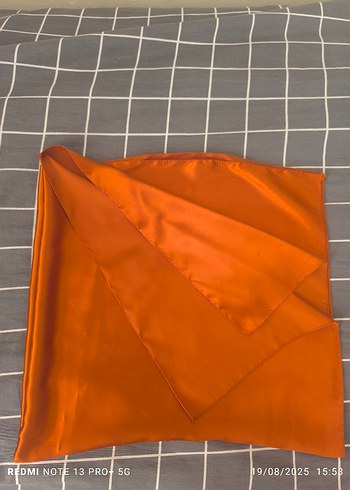 Diğer Parlak Turuncu İpek Eşarp +5G Detaylı (91cm×91cm)