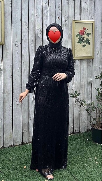 Kadın pullu siyah abiye