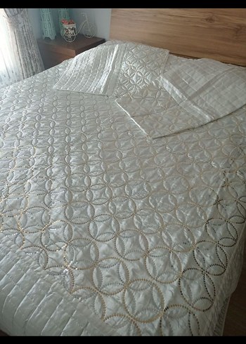 İşlemeli Parlak Beyaz Yatak Örtüsü - Görsel 2