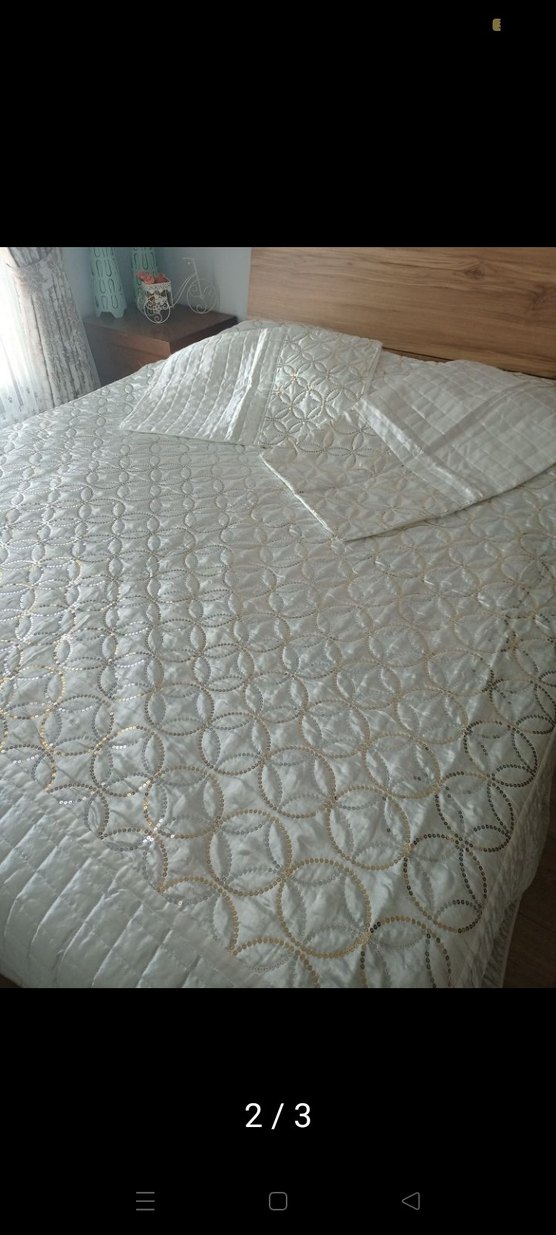 İşlemeli Parlak Beyaz Yatak Örtüsü - Görsel 2