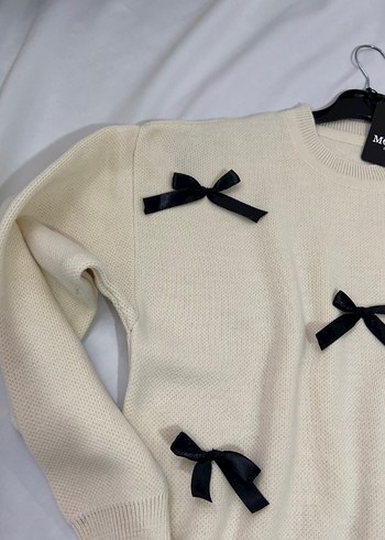 Siyah Fiyonk Detaylı Beyaz Triko Elbise - Görsel 2