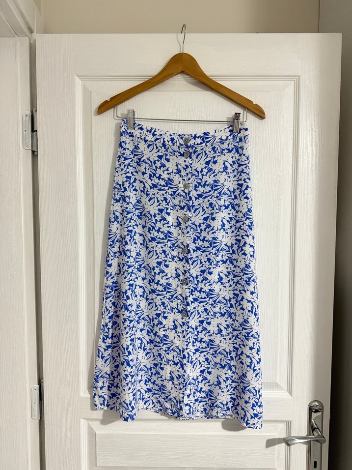 Mavi Çiçek Desenli Düğmeli Midi Etek - Görsel 5