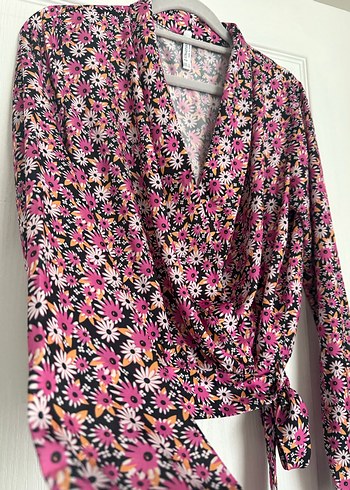 Pembe Çiçek Desenli Bağlamalı Bluz - Görsel 3