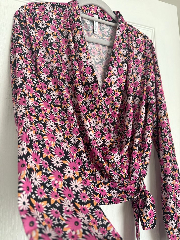 Pembe Çiçek Desenli Bağlamalı Bluz - Görsel 3