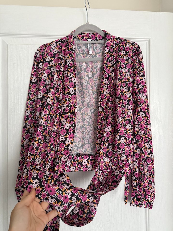 Pembe Çiçek Desenli Bağlamalı Bluz - Görsel 5