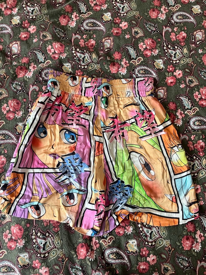 Bershka animeli şort - Görsel 3