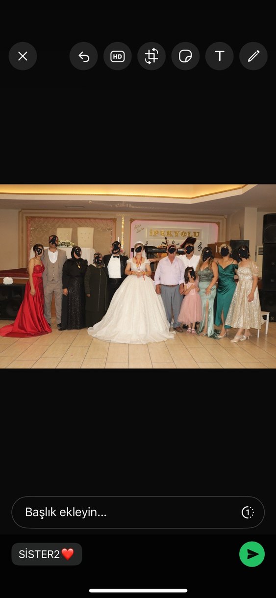 Siyah tesettür kuyruklu pullu abiye elbise - Görsel 3