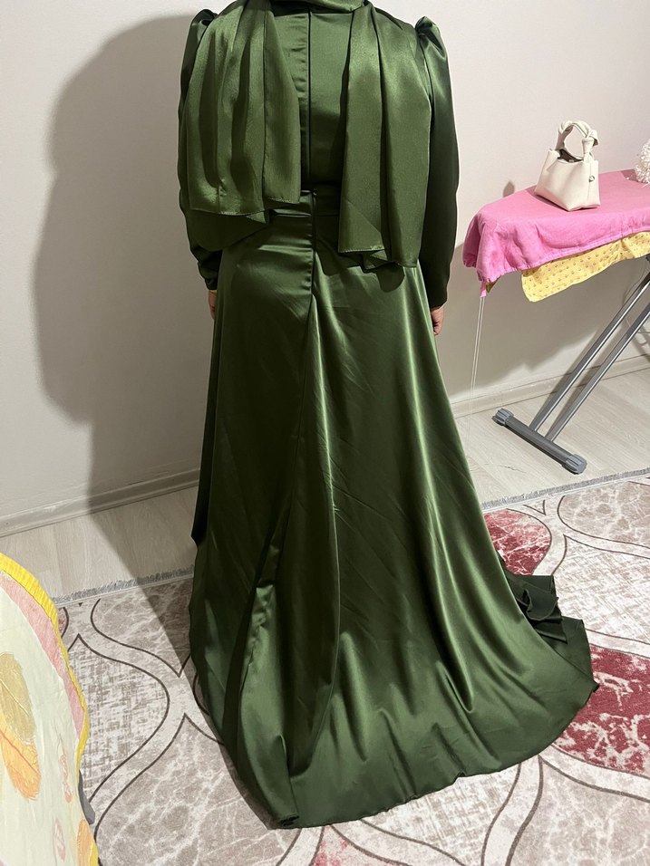 Tesettür haki renk yandan kuyruklu pullu abiye - Görsel 4