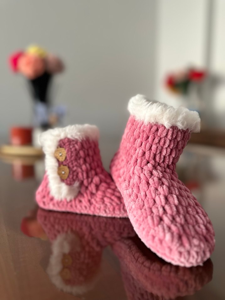 Kız Çocuk Bohem Kürklü Örgü Ev Botu - Görsel 3