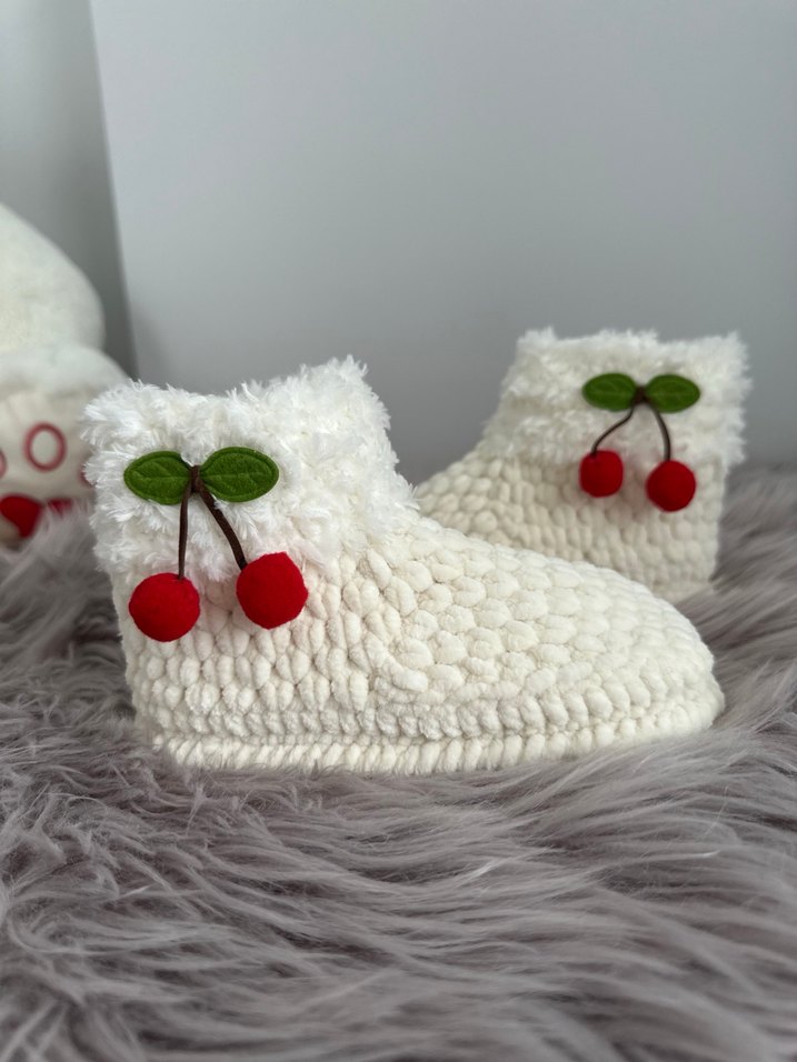 Nakışlı Beyaz Örgü Kız Ev Terliği - Görsel 3