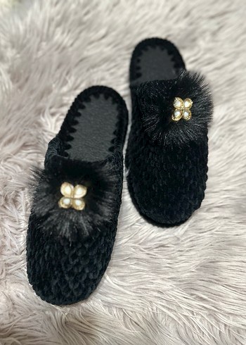 Siyah Kürklü Nakışlı Kadın Ev Terliği - Görsel 2