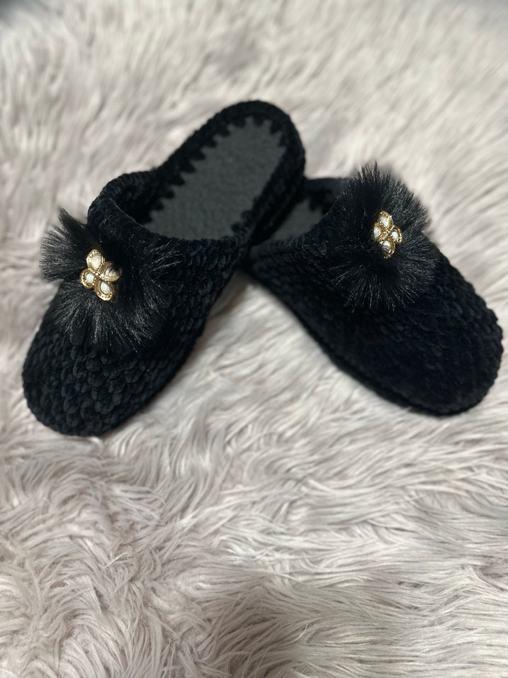 Siyah Kürklü Nakışlı Kadın Ev Terliği - Görsel 3
