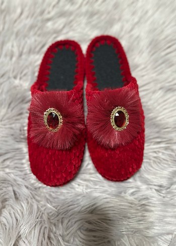 Kırmızı Kürklü Nakışlı Kadın Terlik - Görsel 2