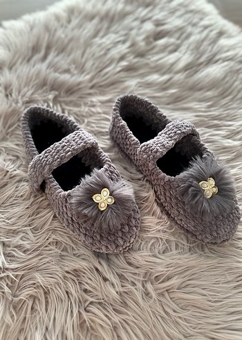Gri Tüylü Nakışlı Örgü Kadın Terlik - Görsel 2