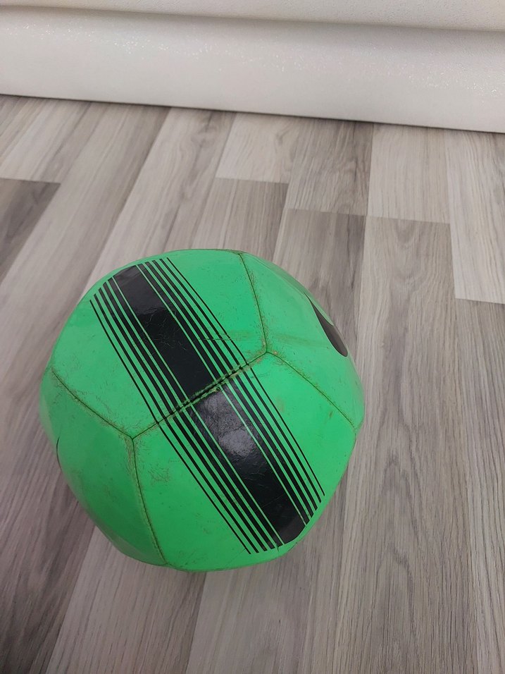 Yeşil futbol topu - Görsel 2