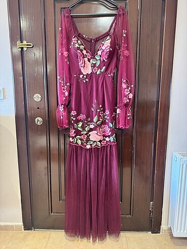 M beden , uzun,bordo ile şarap rengi arası ,gül nakışlı yeni hi
