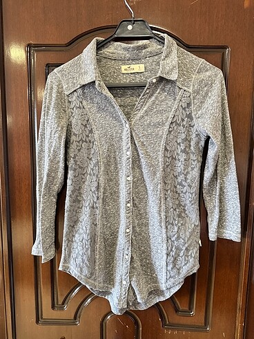 Hollister gömlek S beden, gri üç kez giyilmiş yepyeni, önleri d