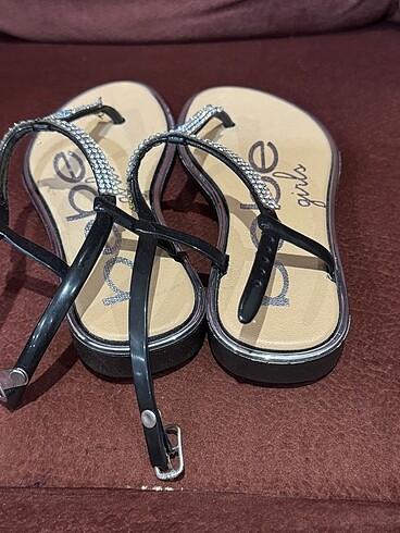 28 Beden siyah Renk Sandalet Bebe marka, yurtdışından alındı , küçük geldiği için sa