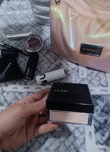 Huda beauty pudra