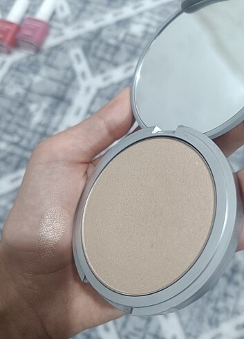 Beden TheBalm aydınlatıcı