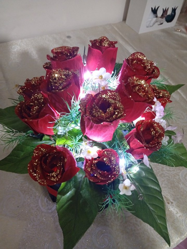 Kırmızı Güllü Dekoratif Hediye Kutusu - Görsel 3