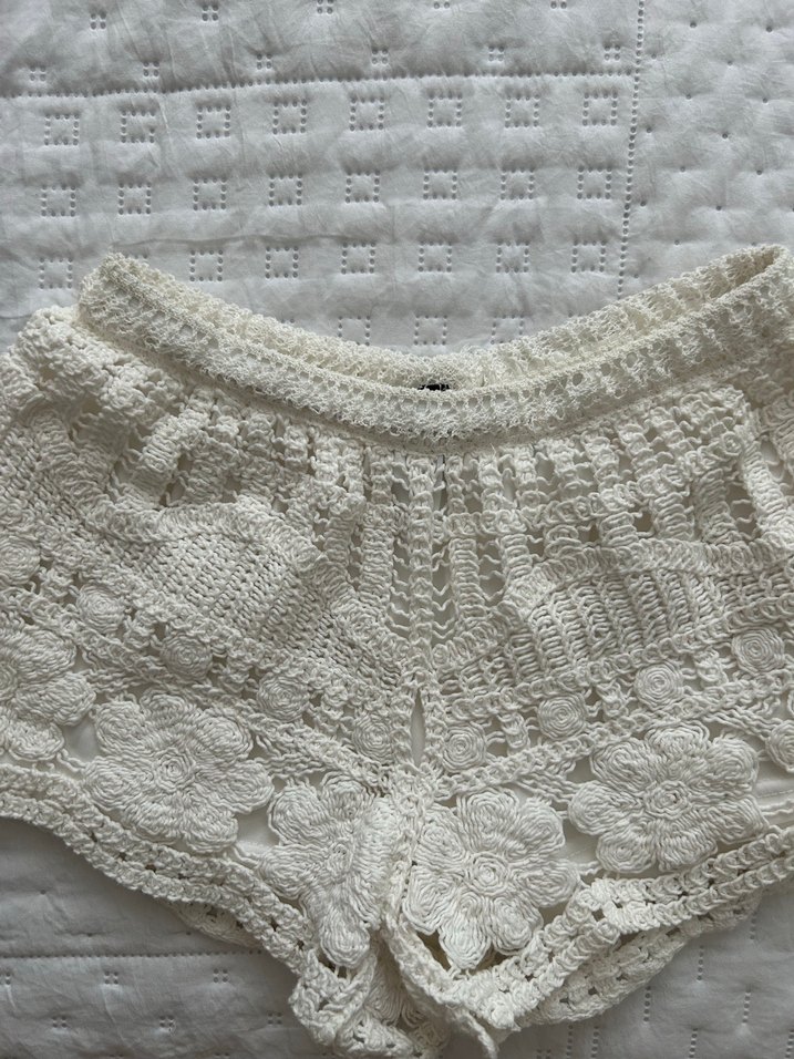 Dantel Detaylı Beyaz Bohem Mini Şort - Görsel 2