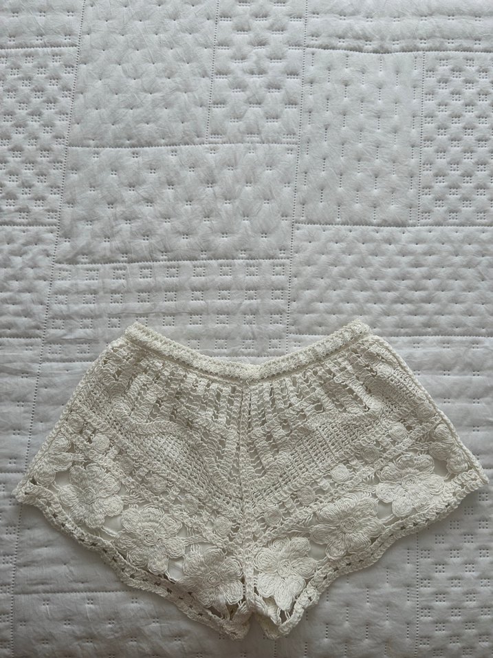 Dantel Detaylı Beyaz Örgü Mini Şort - Görsel 3