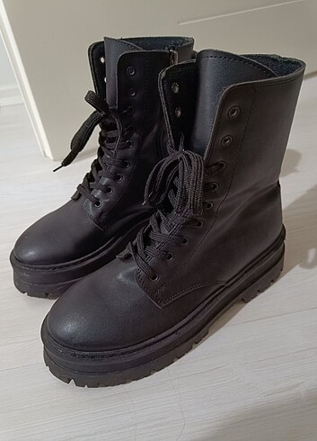 Stradivarius Kadın bot 