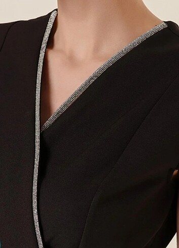 Kruvaze Yaka Yarım Ay Kollu Taş Detaylı Önü Yırtmaçlı Elbise - Görsel 6