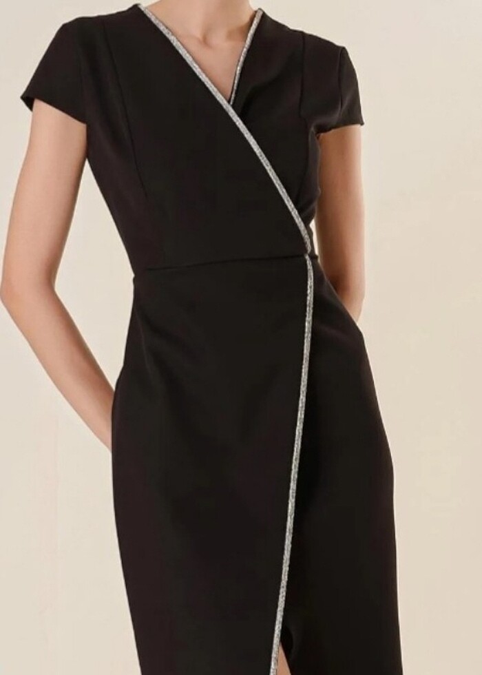 Kruvaze Yaka Yarım Ay Kollu Taş Detaylı Önü Yırtmaçlı Elbise - Görsel 2