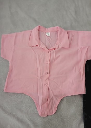 Pembe Kısa Kollu V Yaka Gömlek ve siyah kot pantolon ikili takım - Görsel 2