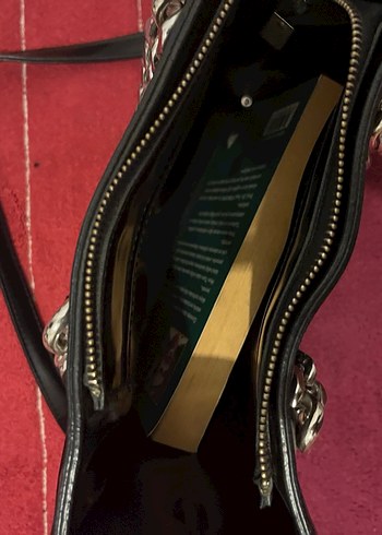 Zincir Detaylı Parlak Siyah Deri Çanta - Görsel 8