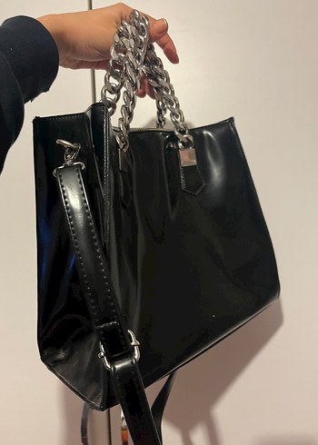 Zincir Detaylı Parlak Siyah Deri Çanta - Görsel 3