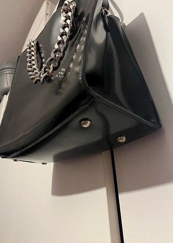Zincir Detaylı Parlak Siyah Deri Çanta - Görsel 6