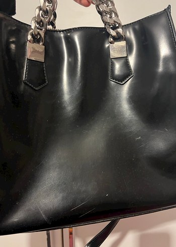 Zincir Detaylı Parlak Siyah Deri Çanta - Görsel 7