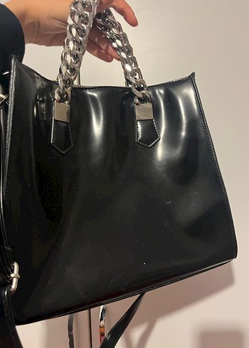 Zincir Detaylı Parlak Siyah Deri Çanta - Görsel 5