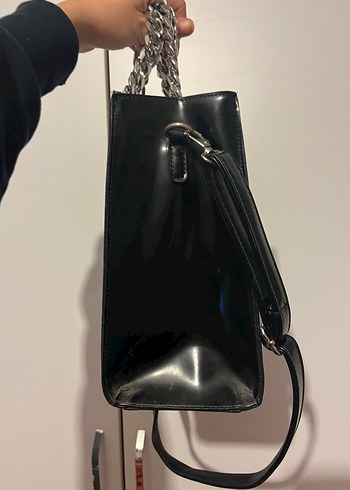 Zincir Detaylı Parlak Siyah Deri Çanta - Görsel 2