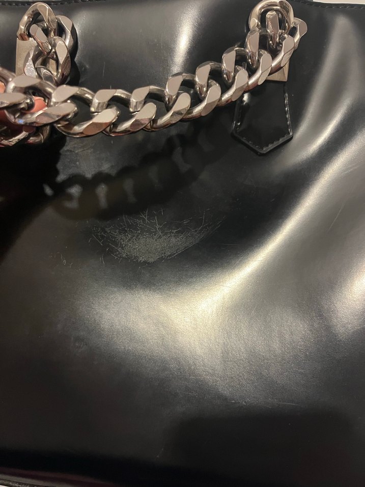 Zincir Detaylı Parlak Siyah Deri Çanta - Görsel 4