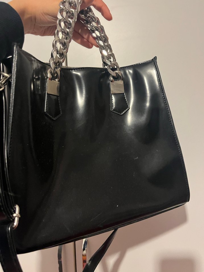 Zincir Detaylı Parlak Siyah Deri Çanta - Görsel 5