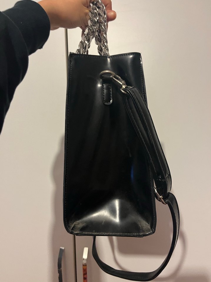 Zincir Detaylı Parlak Siyah Deri Çanta - Görsel 2