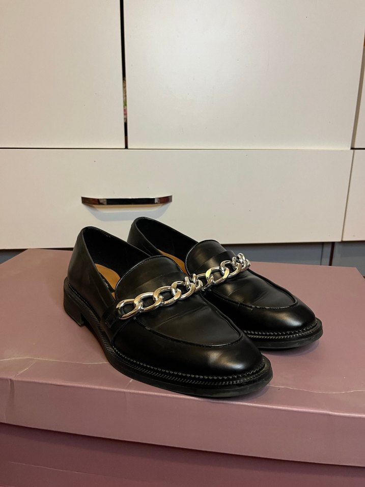 Stradivarius zincir detaylı makosen loafer - Görsel 3