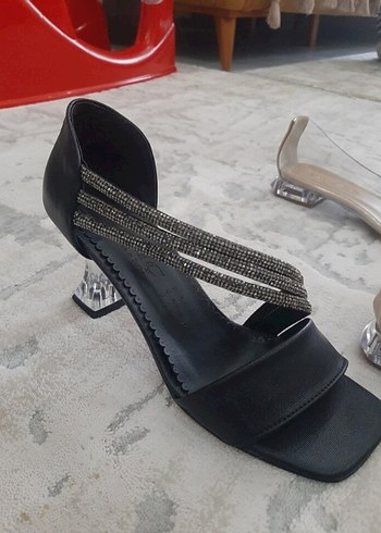 Siyah Taşlı Tokalı Stiletto Topuklu Kadın Ayakkabı