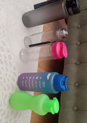 Renkli ve çeşitli suluklar. SEÇ BEĞEN AL