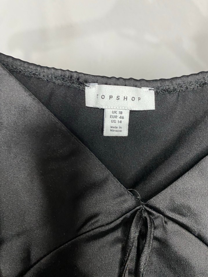 Siyah İnce Askılı Mini V Yakalı Saten Bluz - Görsel 3