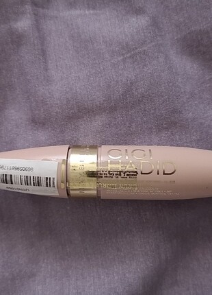 Gigi hadid maybelline new york maskara 
