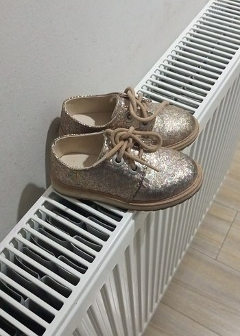 Kız Çocukları için Altın Renk Parlak Özel Ayakkabı - Görsel 2