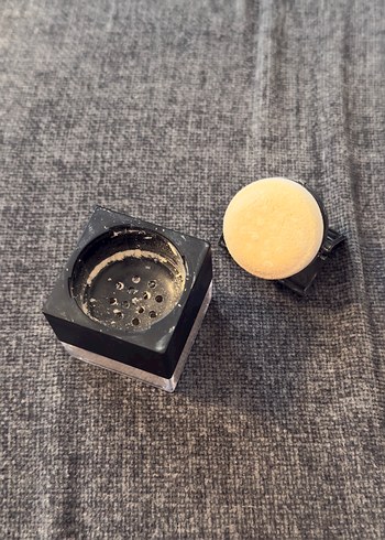 Huda Beauty Siyah Koyu Pudra - Görsel 4