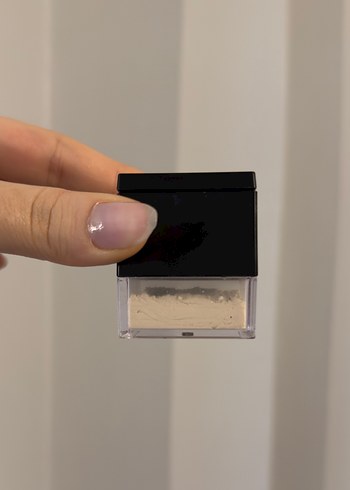 Huda Beauty Siyah Koyu Pudra - Görsel 5